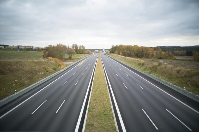 Bezpieczna jazda po autostradzie – praktyczne wskazówki